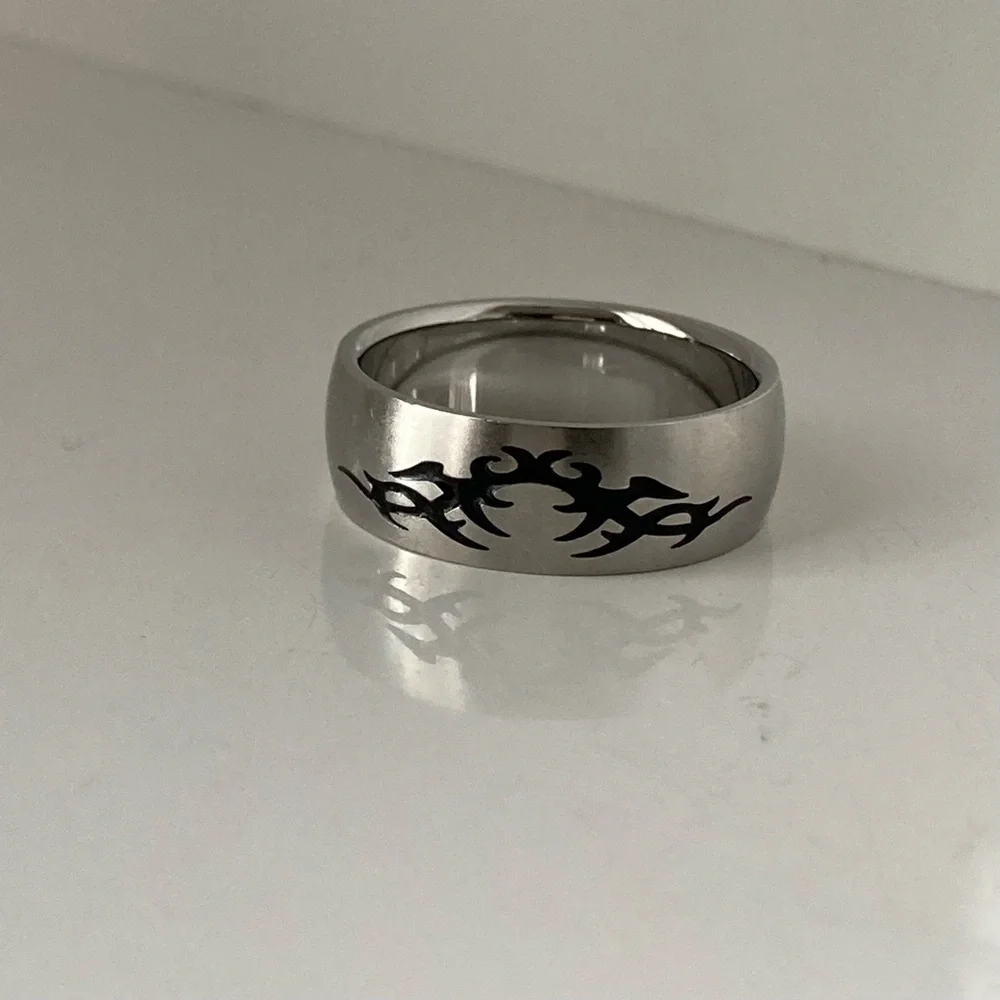 EUC Stainless Steel Mens (or Womens)  Indented Designed Band Ring Size 10.5